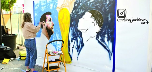 فنانة كندية تخلد أبرز محطات المونديال بلوحات جدارية إبداعية